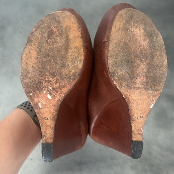 Very Unique L.A.M.B. Leather Wedges - Picture 5 of 6